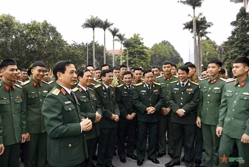 潘文江大将会见服役满期的战士 ảnh 1