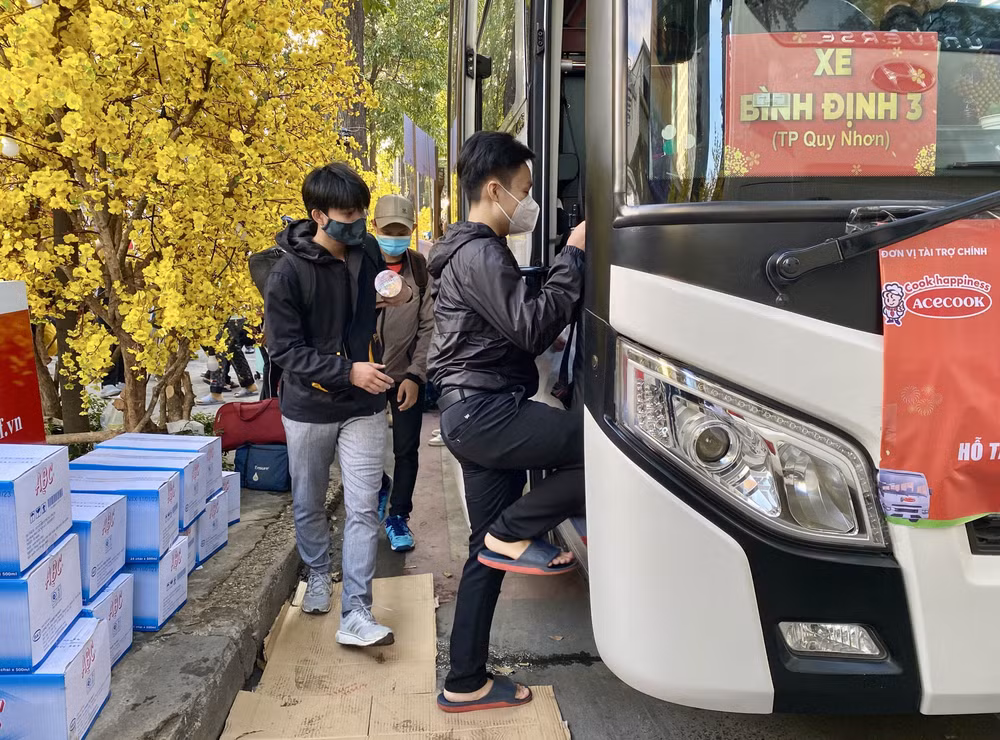 胡志明市温情助力2000名贫困学生和劳动职工返乡过年 ảnh 1 胡志明市温情助力2000名贫困学生和劳动职工返乡过年 ảnh 1