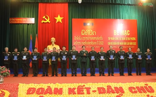 为老挝人民军干部开设的地方军事工作培训班落下帷幕 ảnh 1 为老挝人民军干部开设的地方军事工作培训班落下帷幕 ảnh 1