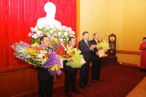 老挝安全部驻越南代表机构干部荣获越南“维护祖国安全”纪念章 ảnh 1 老挝安全部驻越南代表机构干部荣获越南“维护祖国安全”纪念章 ảnh 1