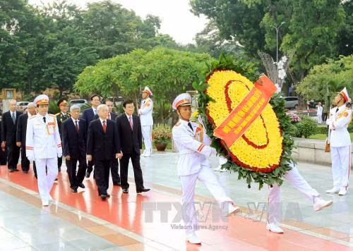 九·二国庆70周年:越南党和国家领导人拜谒胡志明主席陵墓和缅怀英烈 ảnh 1 九·二国庆70周年:越南党和国家领导人拜谒胡志明主席陵墓和缅怀英烈 ảnh 1