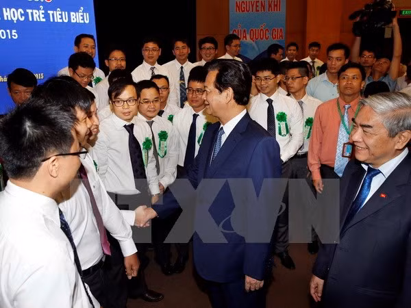 越南政府总理阮晋勇会见70名典范越南青年科学家 ảnh 1