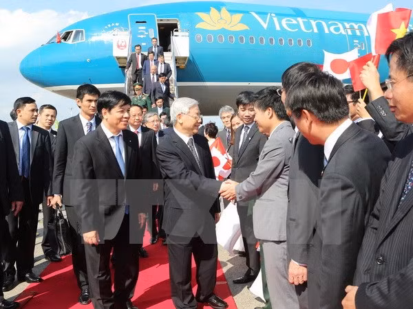 越共中央总书记阮富仲会见日本一些大型经济集团领导 ảnh 1