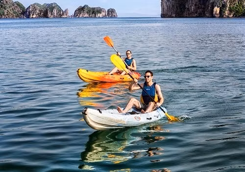 在下龙湾上划橡皮艇 ảnh 1 在下龙湾上划橡皮艇 ảnh 1