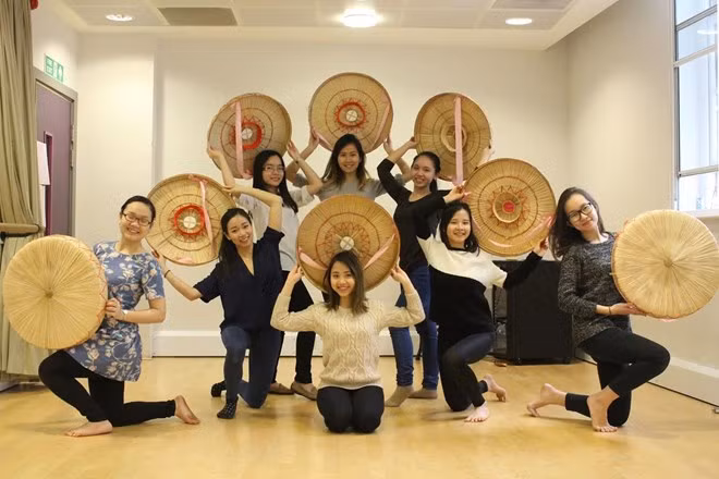 在英国越南留学生积极推介越南文化 ảnh 1 在英国越南留学生积极推介越南文化 ảnh 1