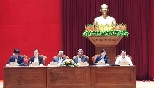 越共中央书记处常务书记丁世兄接触和平省选民 ảnh 1