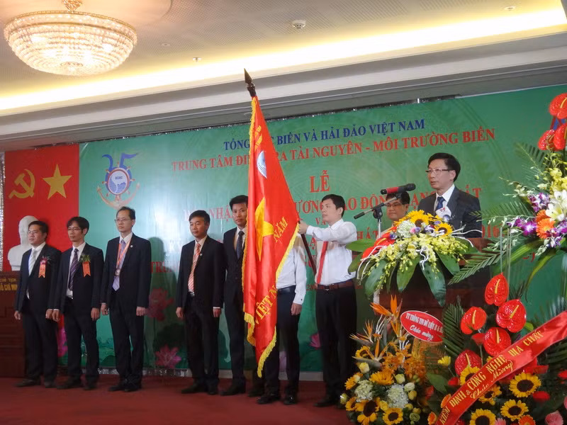 越南海洋资源与环境调查中心荣获一级劳动勋章 ảnh 1 越南海洋资源与环境调查中心荣获一级劳动勋章 ảnh 1