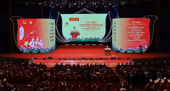 阮富仲总书记出席人民公安学习和践行胡伯伯六条教导75周年纪念仪式 ảnh 1