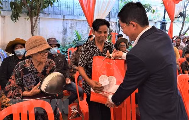 Viettel 国际股份总公司向贫困越裔柬埔寨人赠送300份慰问品 ảnh 1 Viettel 国际股份总公司向贫困越裔柬埔寨人赠送300份慰问品 ảnh 1