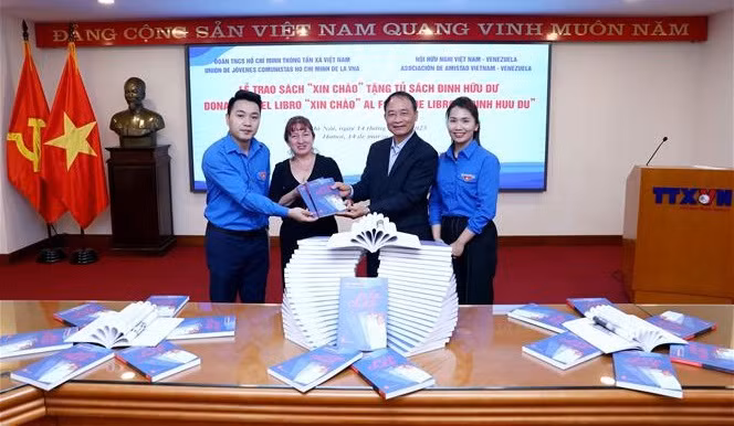 越通社共青团“丁有余书柜”项目接收委内瑞拉作者《Xin Chào》一书 ảnh 1 越通社共青团“丁有余书柜”项目接收委内瑞拉作者《Xin Chào》一书 ảnh 1
