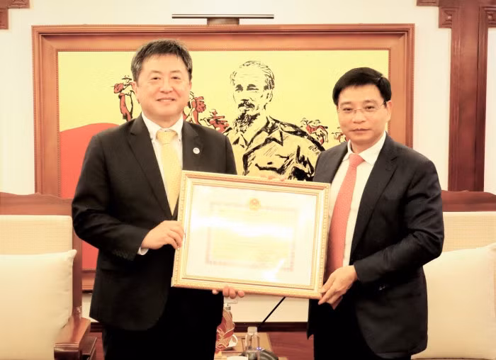 越南交通运输部向日本国际协力机构驻越南首席代表颁发纪念章 ảnh 1 越南交通运输部向日本国际协力机构驻越南首席代表颁发纪念章 ảnh 1
