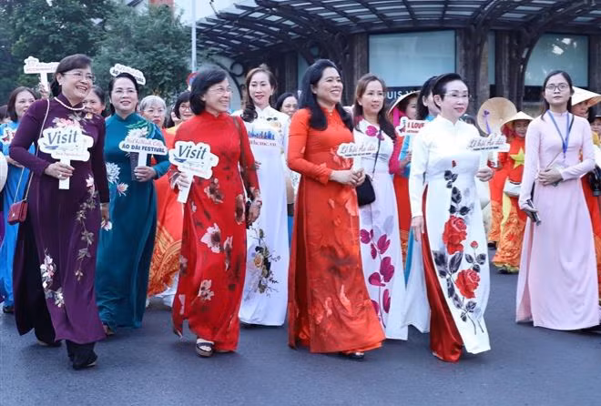 胡志明市:3000人参加奥黛步行活动 ảnh 1 胡志明市:3000人参加奥黛步行活动 ảnh 1