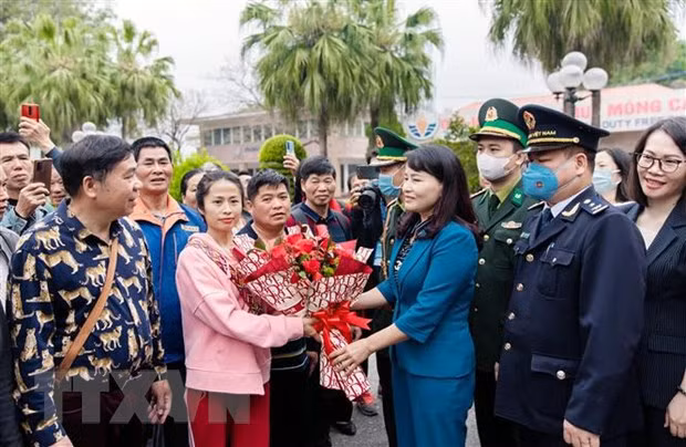 芒街国际口岸迎接后疫情阶段首批国际游客 ảnh 1 芒街国际口岸迎接后疫情阶段首批国际游客 ảnh 1