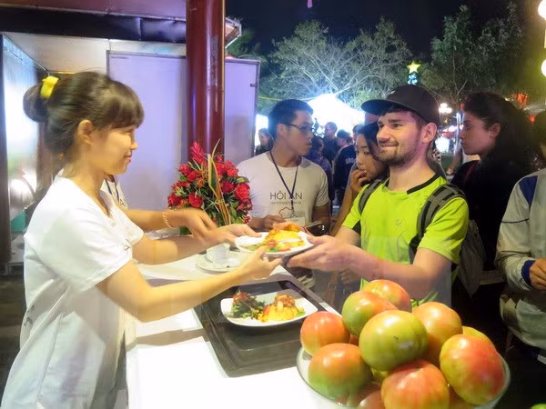 2016年会安国际美食节在广南省会安市开幕 ảnh 1 2016年会安国际美食节在广南省会安市开幕 ảnh 1