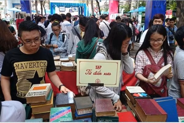 独特且极具文化性的河内旧书集市 ảnh 1 独特且极具文化性的河内旧书集市 ảnh 1