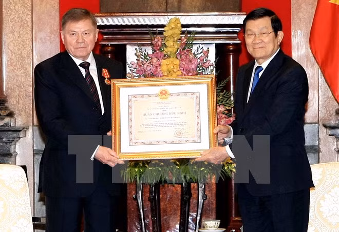 越南国家主席向俄联邦最高法院院长授予友谊勋章 ảnh 1 越南国家主席向俄联邦最高法院院长授予友谊勋章 ảnh 1