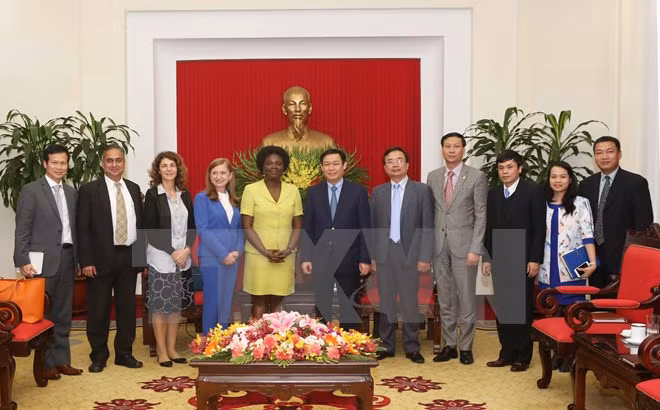 越共中央经济部部长王廷惠会见世界银行高级官员 ảnh 1 越共中央经济部部长王廷惠会见世界银行高级官员 ảnh 1