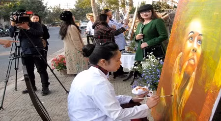 耶尔森艺术街点缀大叻百花城市美景 ảnh 2