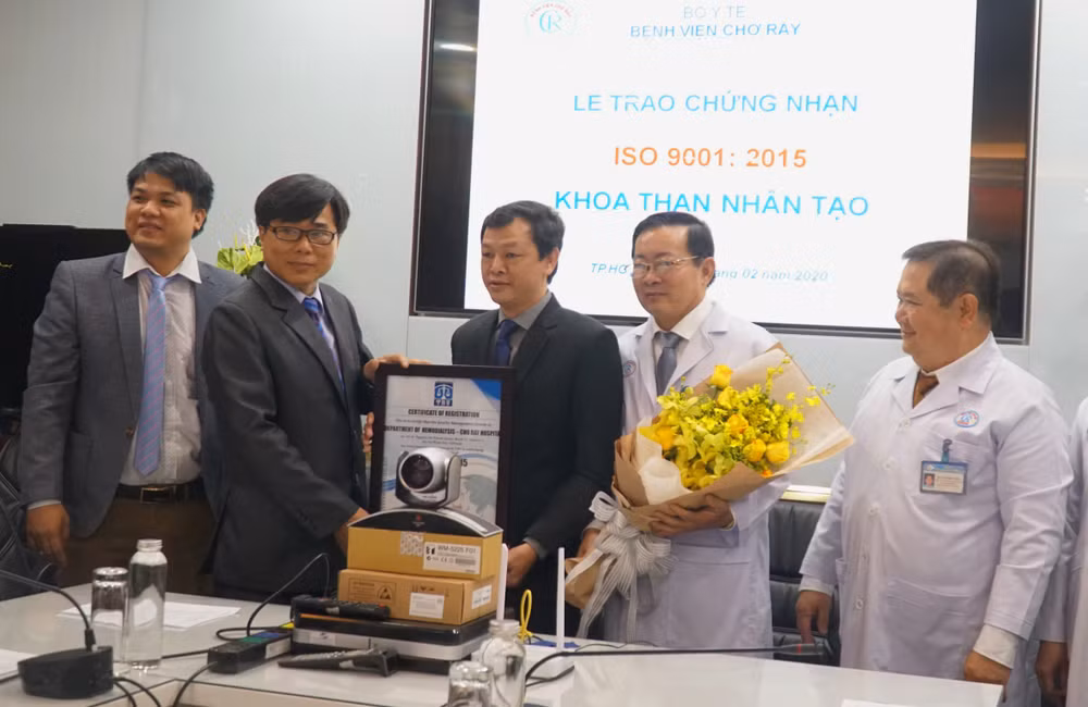 胡志明市大水镬医院人造肾脏科获得ISO 9001:2015标准认证证书 ảnh 1 胡志明市大水镬医院人造肾脏科获得ISO 9001:2015标准认证证书 ảnh 1