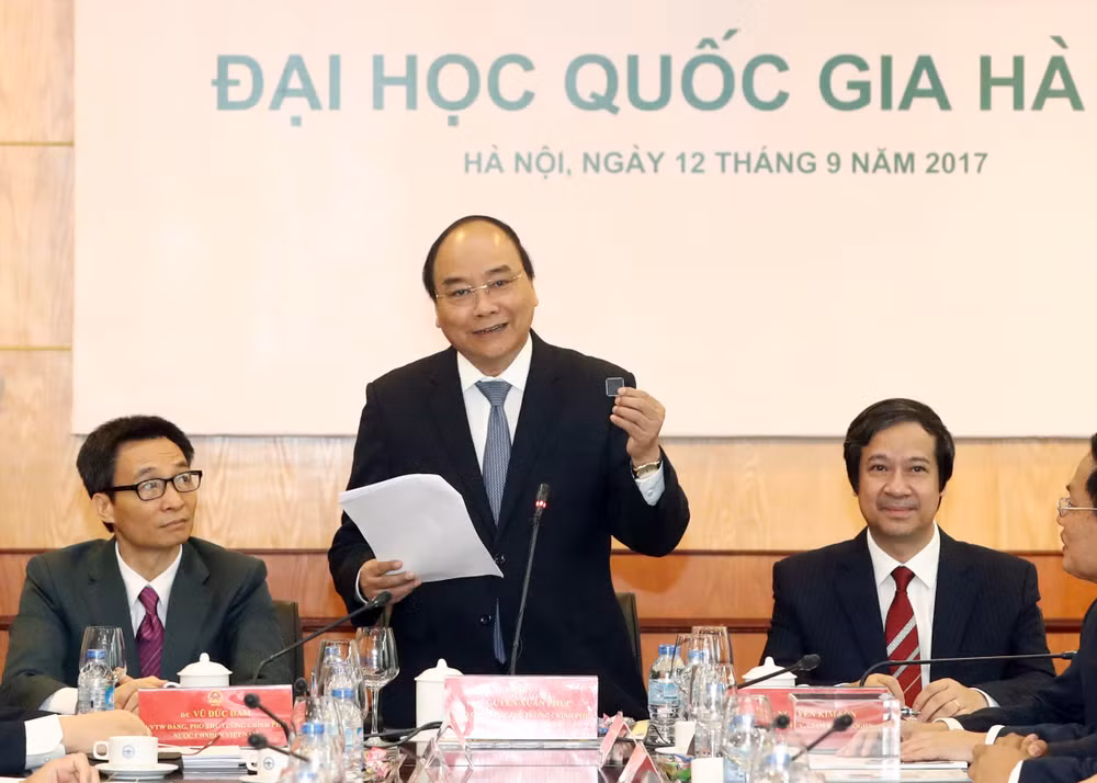 越南政府总理阮春福来到河内国家大学调研 ảnh 2