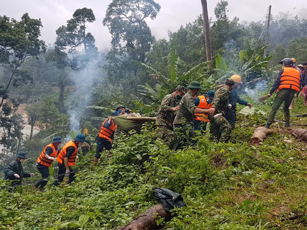 广南省南茶媚县泥石流事故:找到第9名遇难者遗体 仍有13人失踪 ảnh 1 广南省南茶媚县泥石流事故:找到第9名遇难者遗体 仍有13人失踪 ảnh 1
