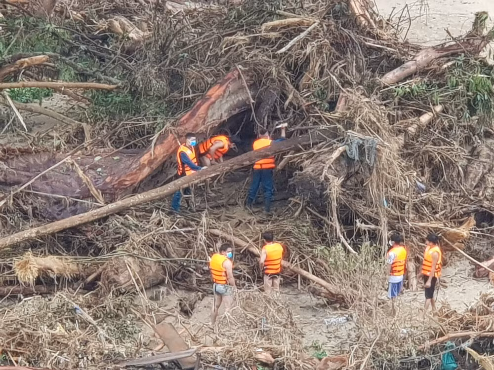 广南省南茶媚县泥石流事故:找到第9名遇难者遗体 仍有13人失踪 ảnh 2 广南省南茶媚县泥石流事故:找到第9名遇难者遗体 仍有13人失踪 ảnh 2