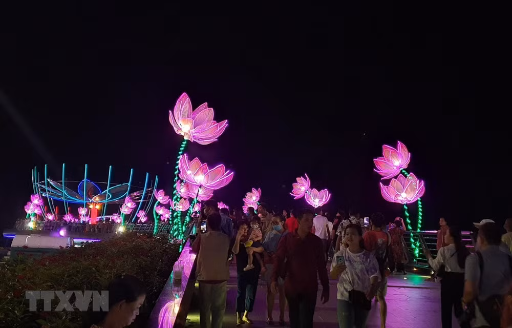芹苴市旅游节吸引逾10万人次参观 ảnh 1 芹苴市旅游节吸引逾10万人次参观 ảnh 1