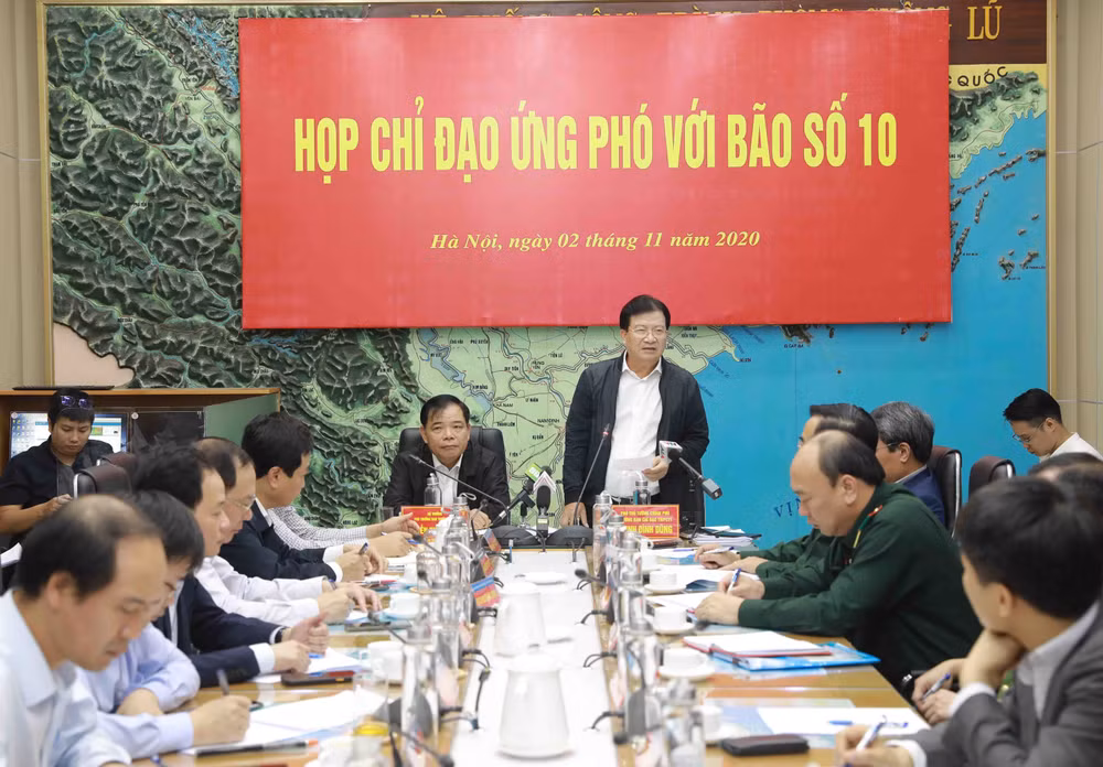 政府副总理郑廷勇:渔船在第10号台风登陆之前要返港避风或驶入安全水域 转移撤离危险区域居民 ảnh 1 政府副总理郑廷勇:渔船在第10号台风登陆之前要返港避风或驶入安全水域 转移撤离危险区域居民 ảnh 1