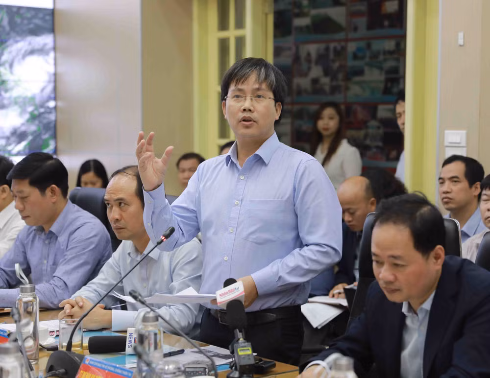 政府副总理郑廷勇:渔船在第10号台风登陆之前要返港避风或驶入安全水域 转移撤离危险区域居民 ảnh 2 政府副总理郑廷勇:渔船在第10号台风登陆之前要返港避风或驶入安全水域 转移撤离危险区域居民 ảnh 2