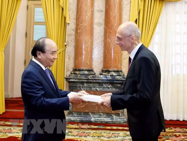 越南国家主席接受克罗地亚与塞内加尔两国新任驻越大使递交的国书 ảnh 1
