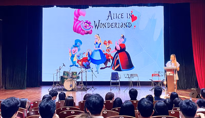 面向年轻人的现代音乐剧《爱丽丝梦游仙境》 ảnh 1