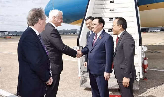 越南国会主席王廷惠抵达伦敦 开始对英国进行正式访问 ảnh 1 越南国会主席王廷惠抵达伦敦 开始对英国进行正式访问 ảnh 1
