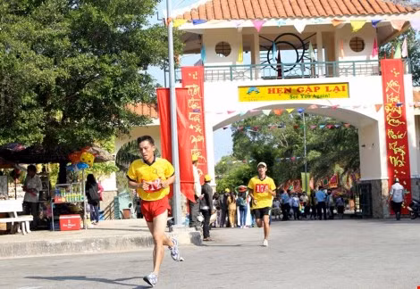 近350名运动员参加2016年平顺省邪句登山公开赛 ảnh 1