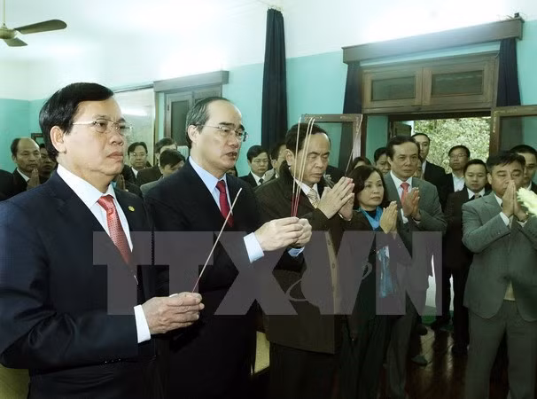 越南祖国阵线中央委员会主席阮善仁敬香缅怀胡伯伯 ảnh 1