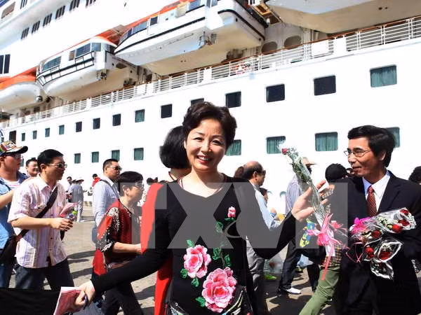岘港市迎接2016丙申年首批外国游客“冲年喜” ảnh 1 岘港市迎接2016丙申年首批外国游客“冲年喜” ảnh 1