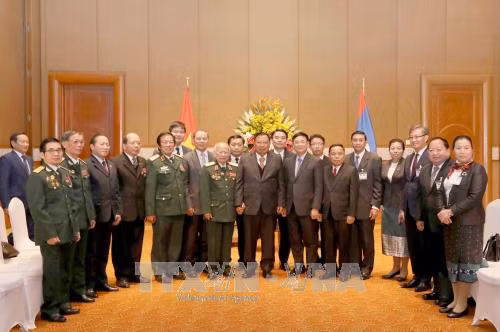 老挝人民革命党中央总书记、国家主席本扬·沃拉吉会见越老友好协会代表团 ảnh 1 老挝人民革命党中央总书记、国家主席本扬·沃拉吉会见越老友好协会代表团 ảnh 1