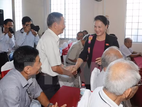 越南国会主席阮氏金银接待芹苴市选民 ảnh 1