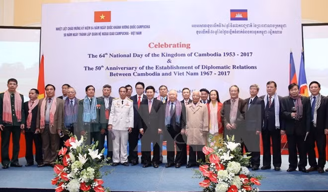 柬埔寨国庆64周年暨越柬建交50周年庆典在河内隆重举行 ảnh 1