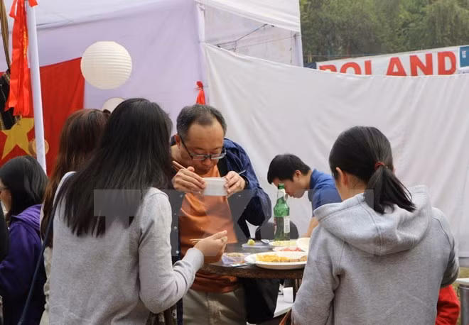 印度国际慈善义卖活动：越南美食颇受参观者好评 ảnh 2