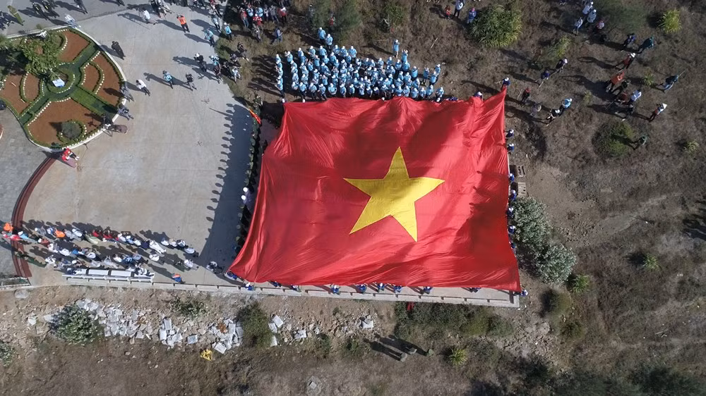 组图：李山岛最高山峰上的升旗仪式 ảnh 9