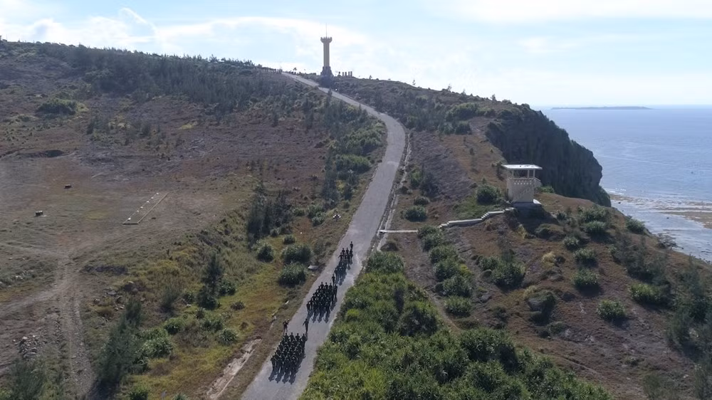 组图：李山岛最高山峰上的升旗仪式 ảnh 1