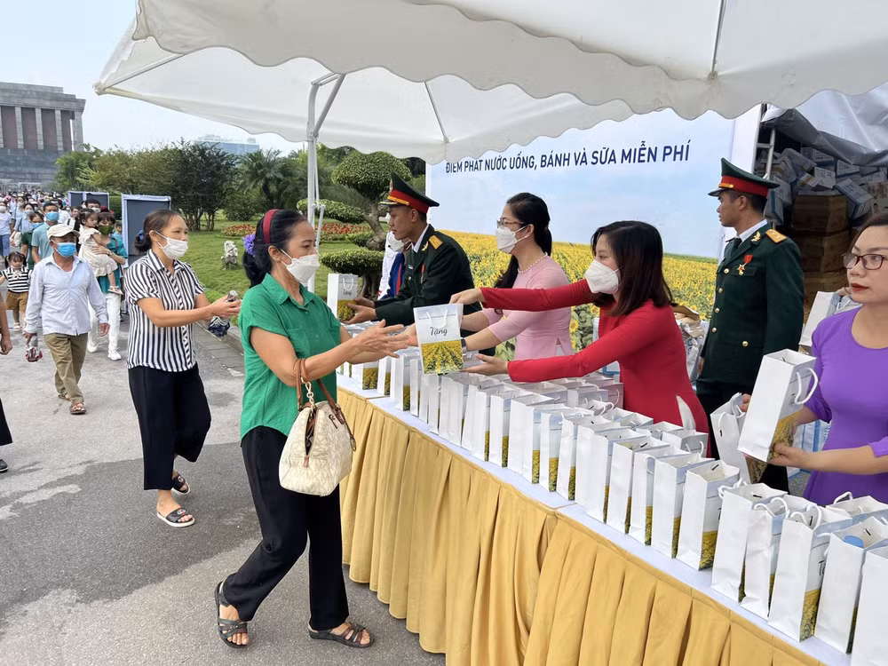 9·2国庆节河内向参观胡志明主席陵墓的游客送上礼物 ảnh 1