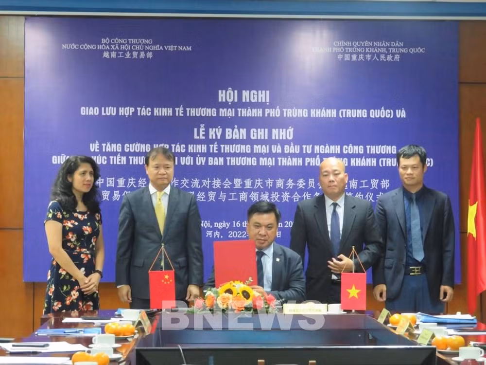 越南工贸部贸易促进局与中国重庆市商务委员会签署合作备忘录 ảnh 1
