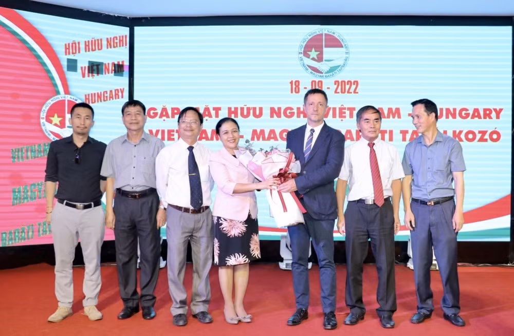2022年越匈友好见面会在河内举行 ảnh 1