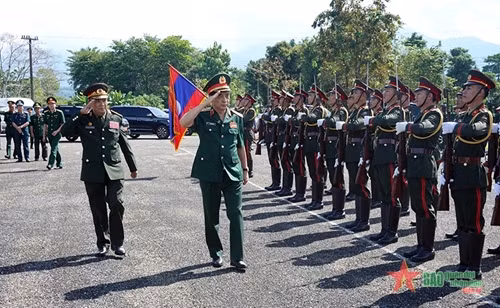 越南国防部长潘文江大将探访老挝人民军1步兵师 ảnh 1 越南国防部长潘文江大将探访老挝人民军1步兵师 ảnh 1