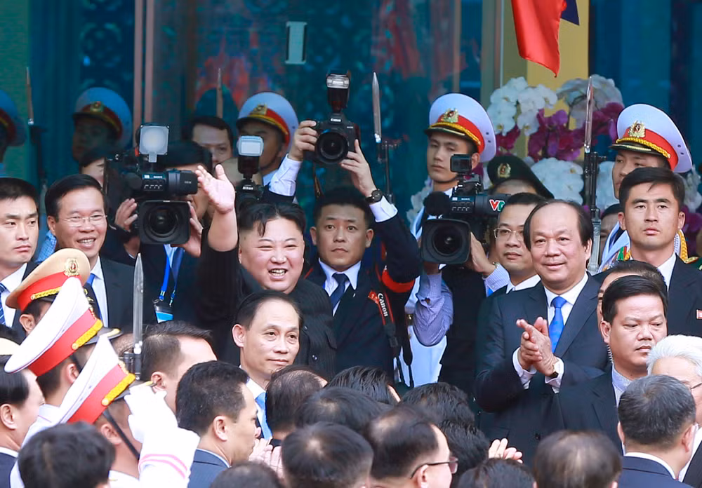 朝鲜最高领导人金正恩离开同登火车站 结束对越南进行正式友好访问 ảnh 1