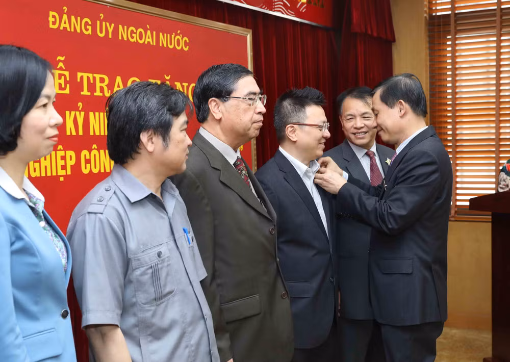 海外党建工作对祖国建设和保卫事业作出有效贡献 ảnh 3