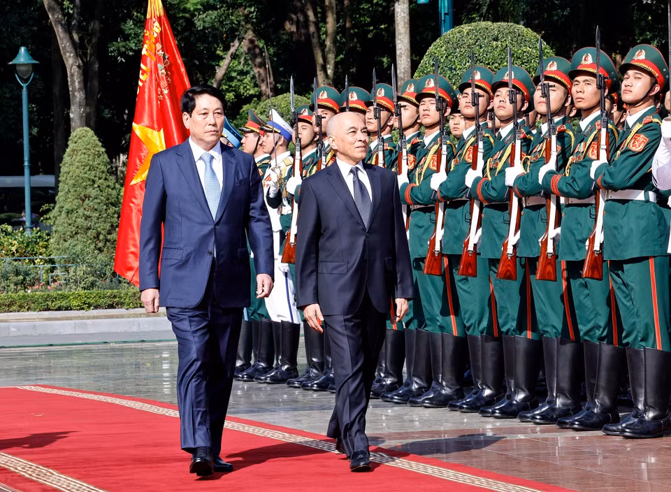 越南国家主席梁强和柬埔寨国王诺罗敦·西哈莫尼检阅越南人民军仪仗队。图自越通社