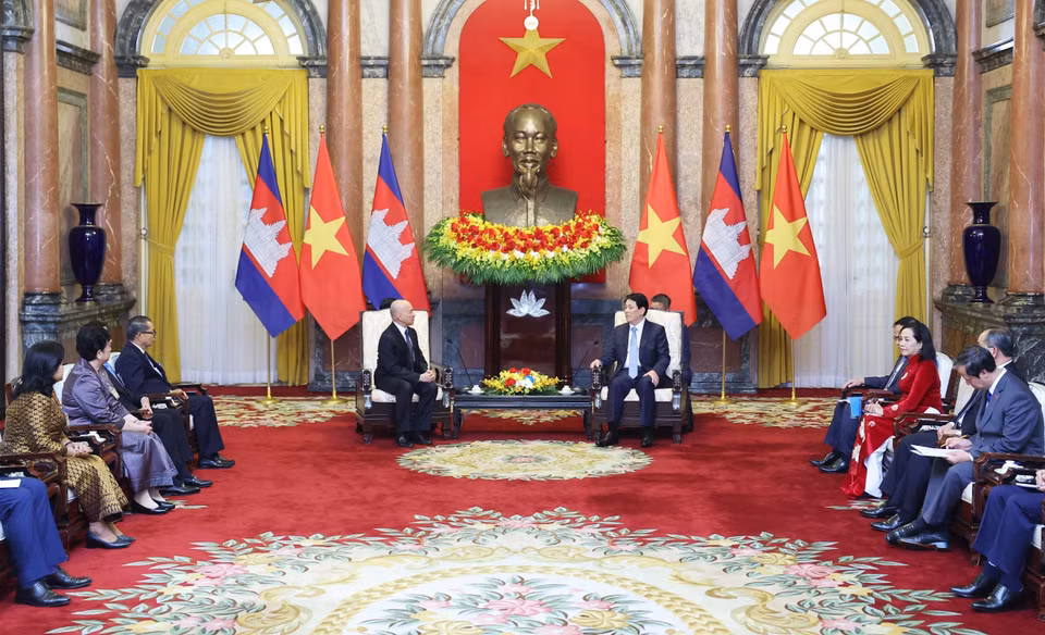 越南国家主席梁强会见柬埔寨国王诺罗敦·西哈莫尼。图自越通社