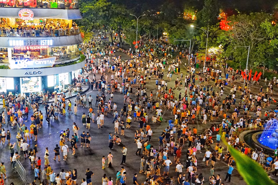 还剑湖步行街每逢周末都吸引众多市民和游客前来游玩。图自越通社